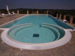 piscina con vasca idromassaggio e area relax